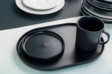 Siyah beyaz masaya masa ayarı, yakın plan