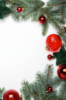 Beyaz arka planda köknar dalları ve Noel dekorundan yapılmış çerçeve, üst görünüm
