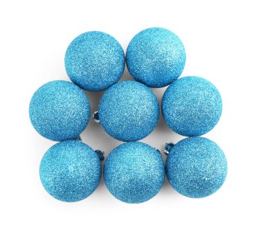 Beyaz arka planda izole edilmiş mavi Noel topları yığını