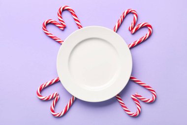 Tabaklı kompozisyon ve renkli arkaplanda şeker kamışı