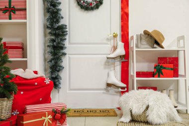 Beyaz kapı, Noel dalları ve salonda patenler.