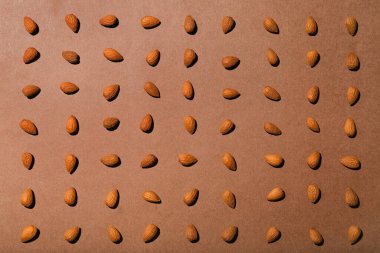 Kahverengi arkaplanda bir sürü badem