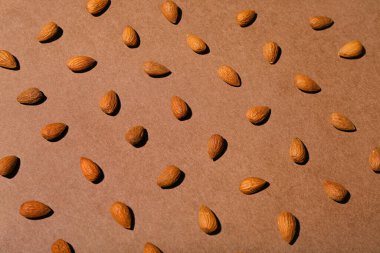 Kahverengi arkaplanda bir sürü badem