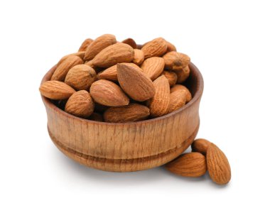 Beyaz arka planda ahşap bir kase lezzetli badem.