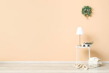 Masada lamba, terlik ve Noel ökseotu çelengi var.