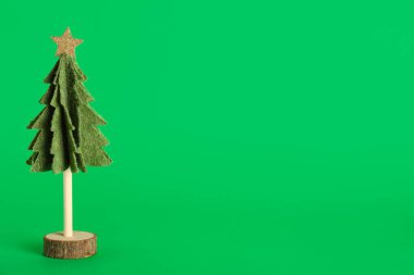 Yeşil arka planda bir Noel ağacı hissettim