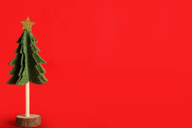 Kırmızı arka planda Noel ağacı hissettim