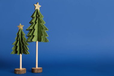 Mavi arka planda Noel ağaçlarını hissettim