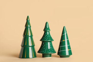 Renkli arka planda güzel dekoratif Noel ağaçları