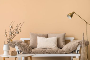 Ağaç dallı vazo, Noel baloları ve oturma odasındaki masada hediye.