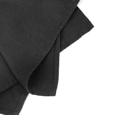 Beyaz arkaplanda siyah peçete, yakın plan.