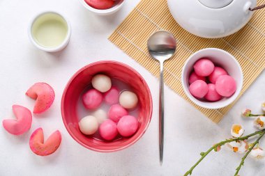 Lezzetli tangyuan kaseleri ve beyaz arka planda kurabiyeler. Dongzhi Festivali