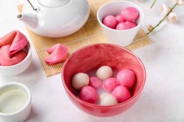 Beyaz arka planda bir kase lezzetli tangyuan, yakın plan. Dongzhi Festivali