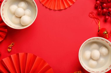 Kırmızı arka planda tangyuan ve Çin dekorlu kaselerden yapılmış çerçeve. Dongzhi Festivali