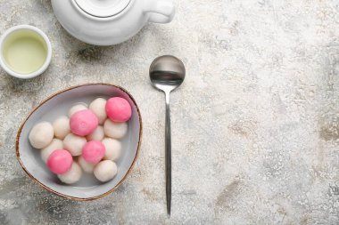 Bir kase tangyuan, arka planda fincan ve çaydanlık. Dongzhi Festivali