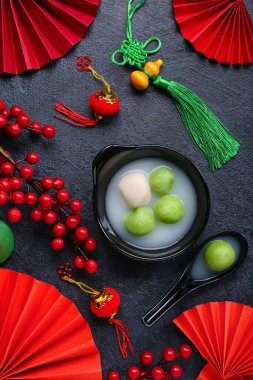 Koyu arkaplanda bir kase Tangyuan ve Çin dekoru. Dongzhi Festivali