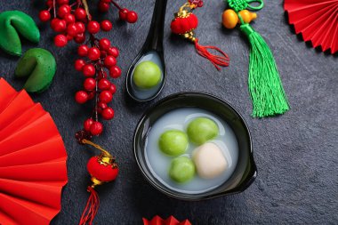 Koyu arkaplanda bir kase Tangyuan ve Çin dekoru. Dongzhi Festivali