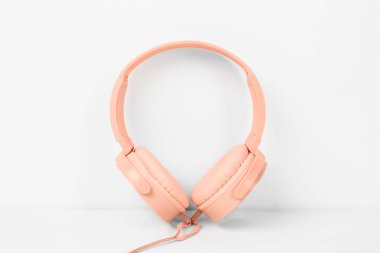 Kablolu kulaklıklar beyaz arkaplanda