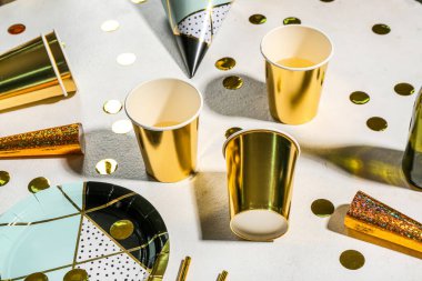 Kâğıt bardak şampanya ve beyaz arka planda konfeti. Yeni Yıl Partisi