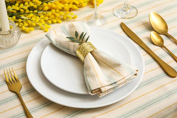 Πιάτο Πετσέτα Και Μαχαιροπήρουνα Στο Τραπέζι Closeup — Φωτογραφία Αρχείου