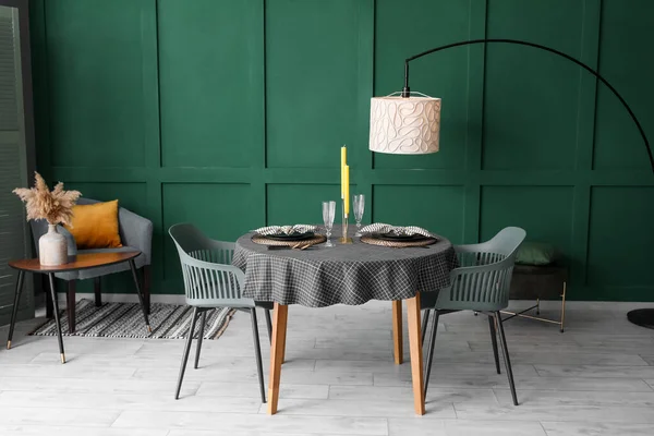 スタイリッシュな客室にキャンドル付きの美しいテーブルセッティング — ストック写真