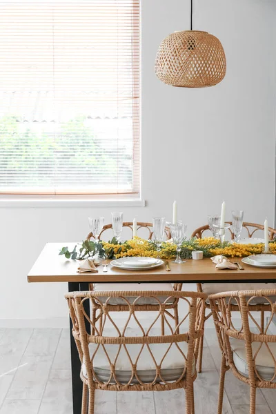 Prachtige Tafel Met Mimosa Bloemen Kaarsen Kamer — Stockfoto