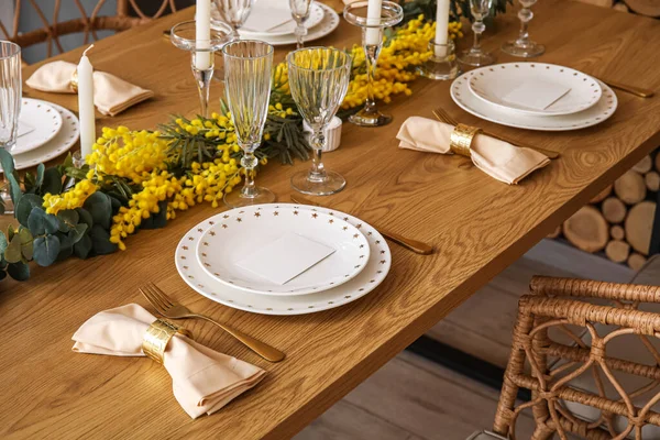 部屋にはミモザの花やキャンドルと美しいテーブル設定 — ストック写真