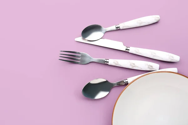 紫丁香底盘银制餐具 — 图库照片
