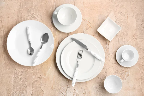 Tischdekoration Mit Weißen Platten Auf Grunge Hintergrund — Stockfoto