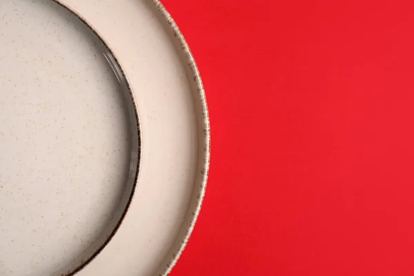 Красивые Тарелки Красном Фоне Крупным Планом — стоковое фото