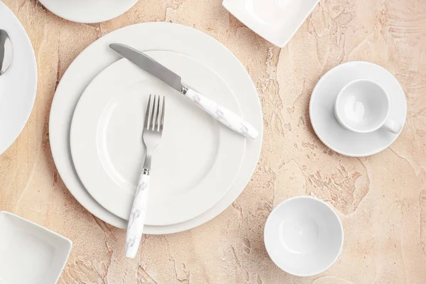 Table Setting White Plates Grunge Background — Stock Photo, Image