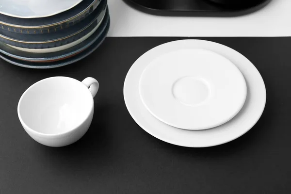 Teller Mit Tasse Auf Schwarzem Und Weißem Tisch — Stockfoto