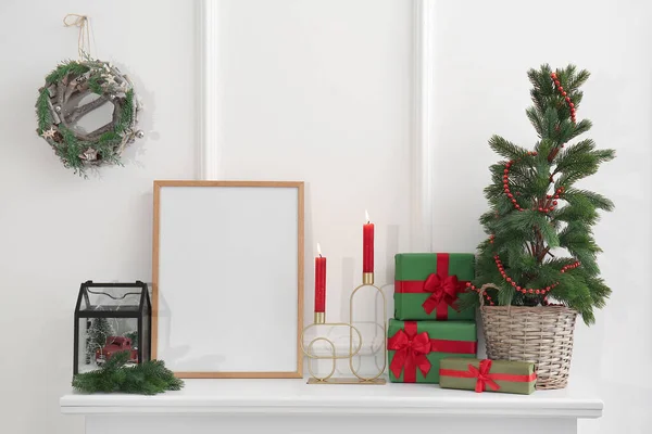 Marco Blanco Con Árbol Navidad Velas Regalos Repisa Cerca Pared —  Fotos de Stock