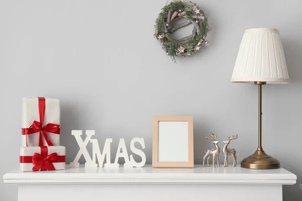 Πλαίσιο Δώρα Λάμπα Και Χριστουγεννιάτικη Διακόσμηση Τζάκι Κοντά Στο Φως — Φωτογραφία Αρχείου