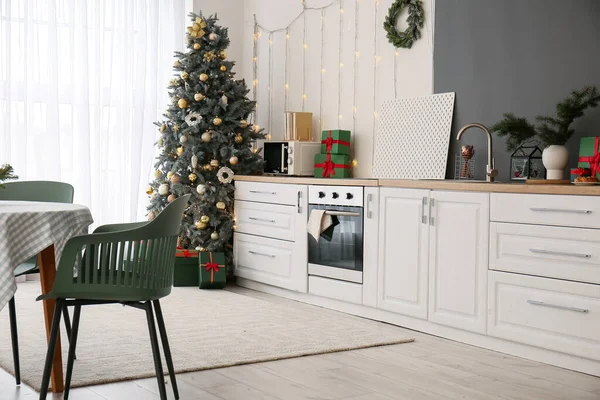 Interior Cocina Con Árbol Navidad Mostradores Blancos — Foto de Stock