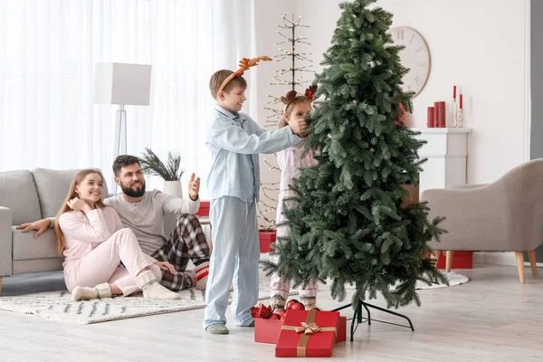 Crianças Pequenas Felizes Que Decoram Árvore Natal Casa — Fotografia de Stock