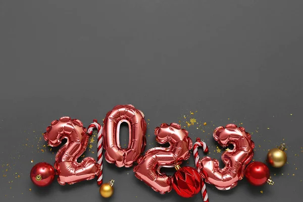 Figur 2023 Aus Folienballons Mit Weihnachtsdekor Auf Schwarzem Hintergrund — Stockfoto