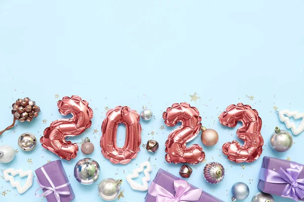 Figur 2023 Gjord Folieballonger Med Gåvor Och Juldekor Blå Bakgrund — Stockfoto
