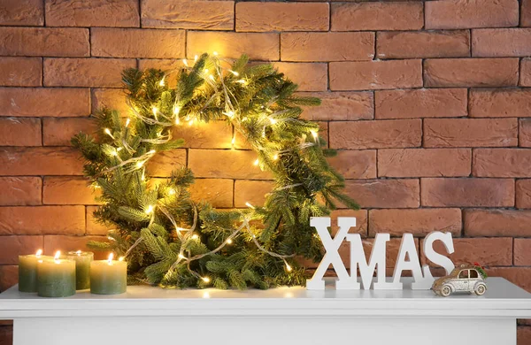 Corona Navidad Brillante Con Velas Decoración Repisa Cerca Pared Ladrillo —  Fotos de Stock