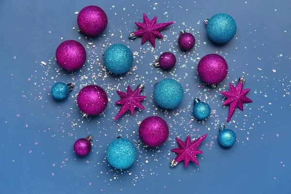 Helle Weihnachtsdekoration Und Pailletten Auf Blauem Hintergrund — Stockfoto