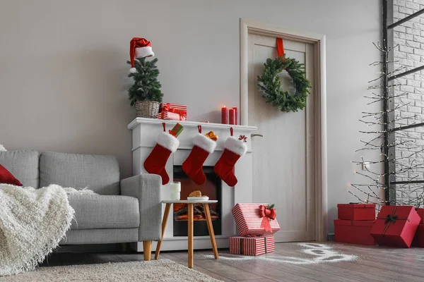 Interior Sala Estar Com Porta Madeira Lareira Sofá Decoração Natal — Fotografia de Stock