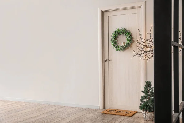 Wooden Door Christmas Wreath Fir Tree Lamp Hall — Stock Photo, Image