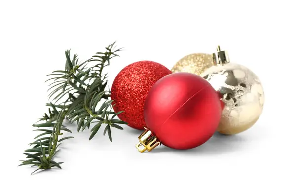 Mooie Kerstballen Naaldhout Tak Witte Achtergrond — Stockfoto
