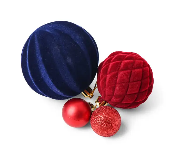 青と赤のクリスマス ボールの白い背景で隔離 — ストック写真