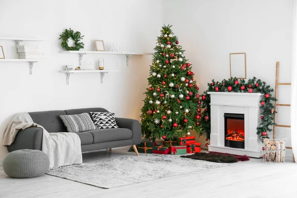 Interieur Woonkamer Met Open Haard Kerstboom Bank — Stockfoto