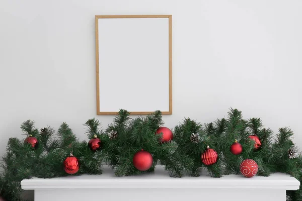 Cadre Vierge Branches Noël Avec Boules Sur Cheminée Dans Salon — Photo