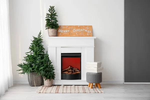 Merry Christmas Yazılı Pano Köknar Ağaçları Şömine Pouf Oturma Odasında — Stok fotoğraf