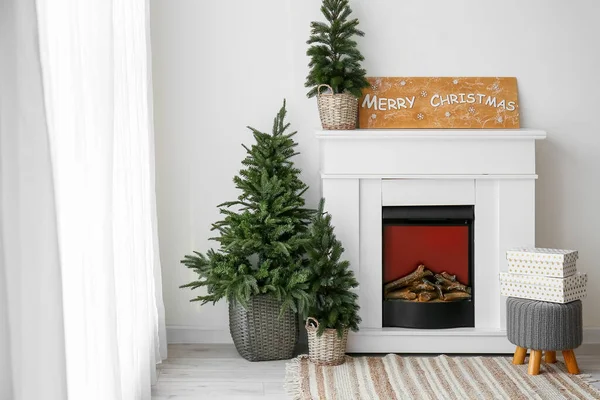 テキストとボードメリークリスマス モミの木 暖炉とリビングルームのPouff — ストック写真