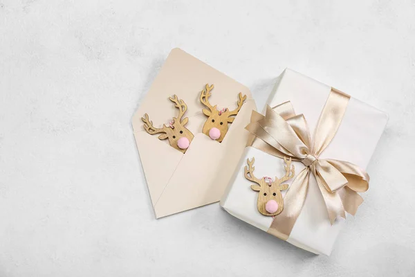 Envelop Met Houten Rendieren Kerstcadeau Witte Achtergrond — Stockfoto