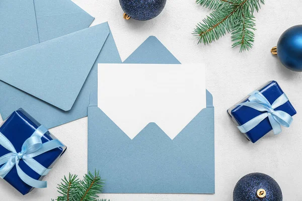 Obálky Prázdnou Kartou Vánoční Větve Míčky Dárky Bílém Pozadí — Stock fotografie